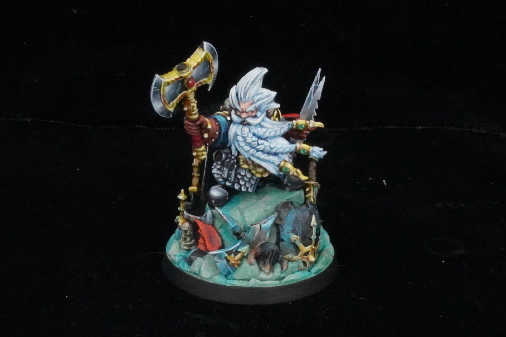 Avant — figurine brute